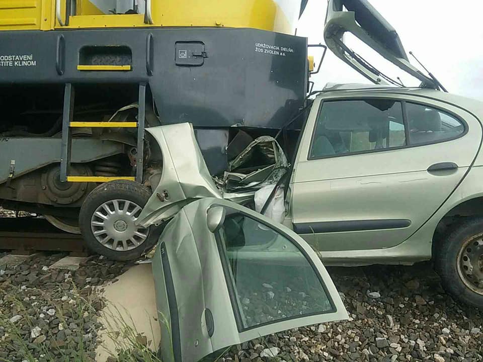 Dopravná nehoda osobného vozidla s vlakom v okrese Rožňava