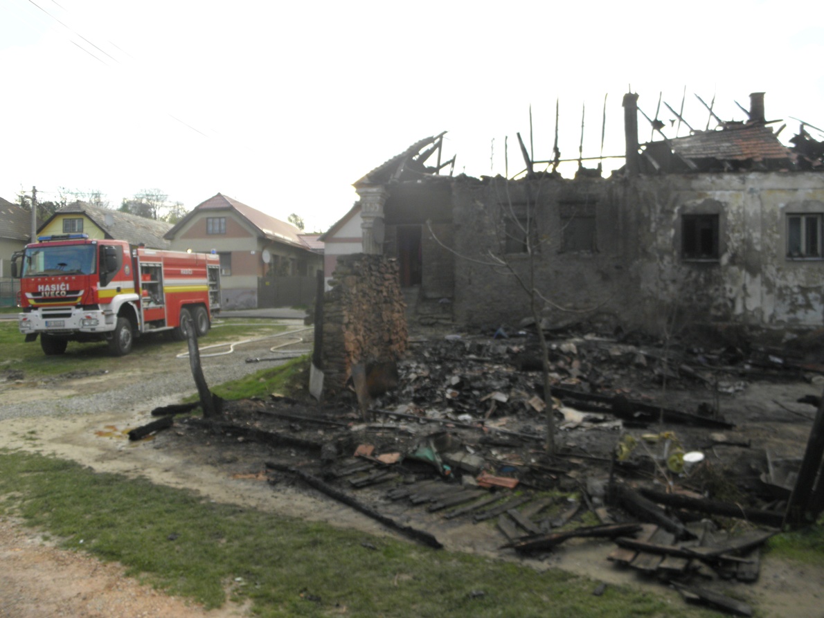 01 - Rozsiahly požiar v obci Kameňany