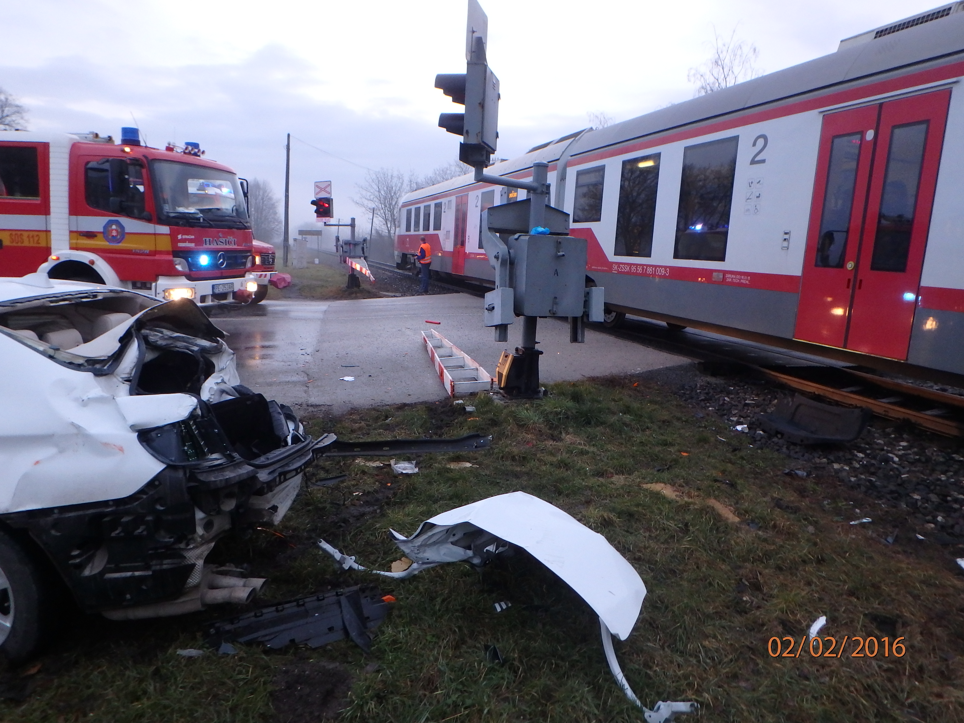 01 - Pri nehode vlaku s osobným autom sa nikto nezranil