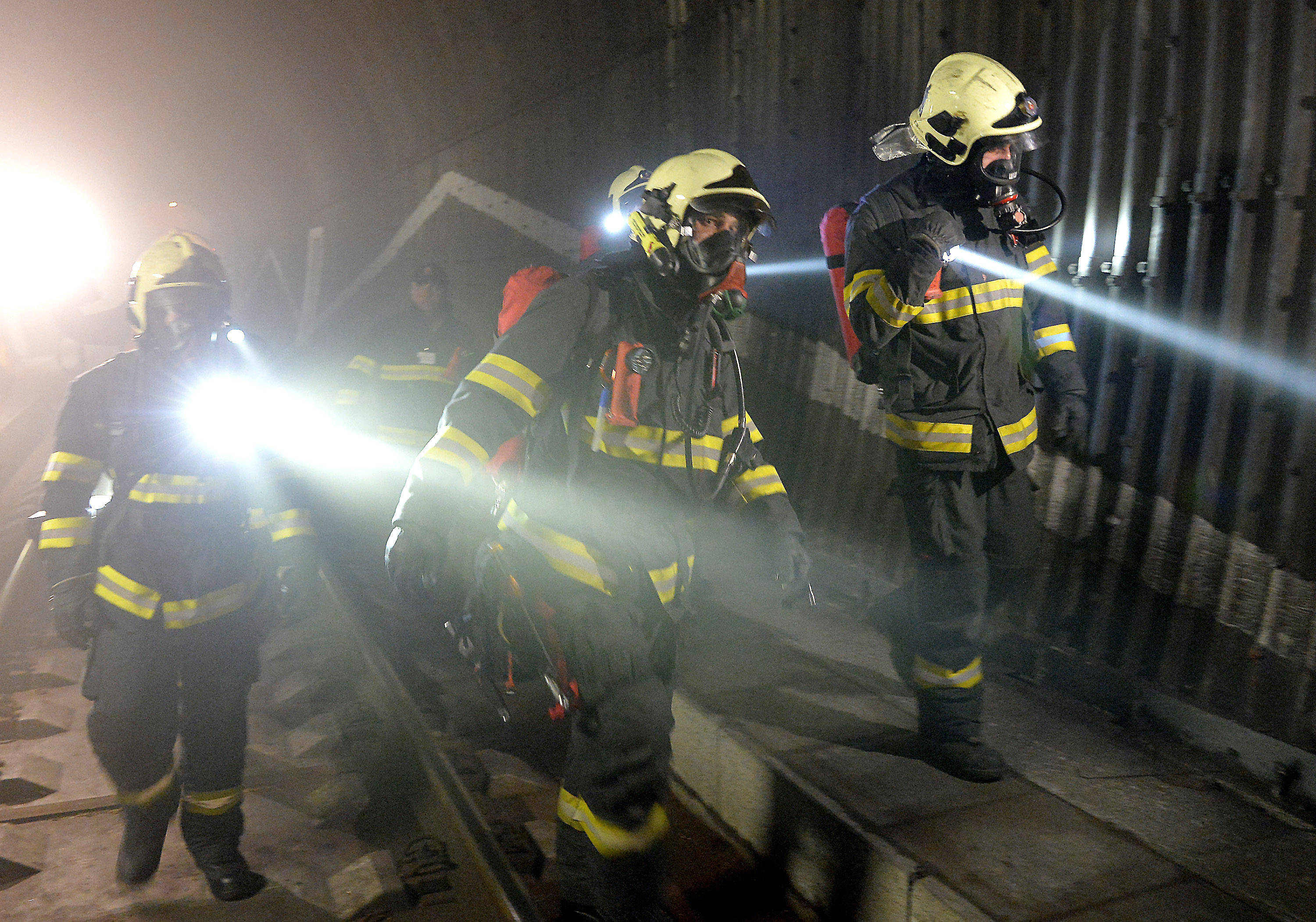 1 - Nočné taktické cvičenie bratislavských hasičov v železničnom tuneli