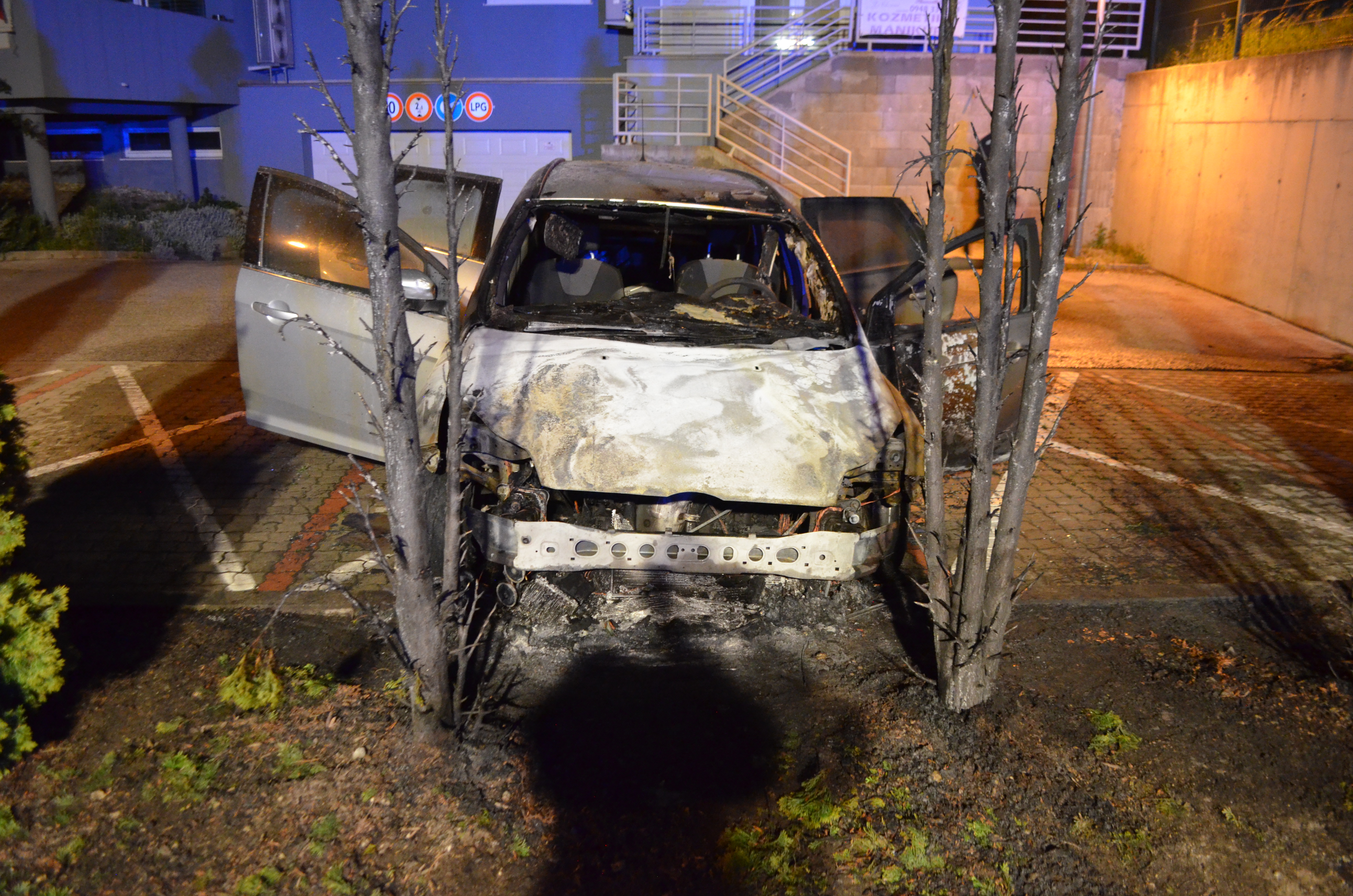 1 - Požiar osobného motorového vozidla na Kadnárovej ulici v Bratislave