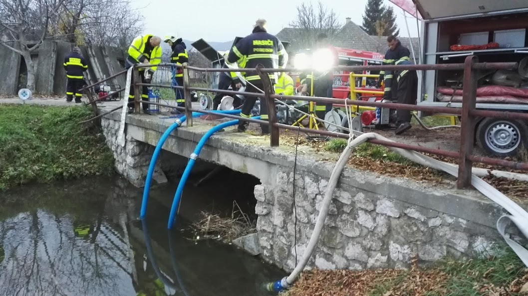 6 - Previerkové cvičenie dobrovoľných hasičov na vodnej nádrži Čachtice