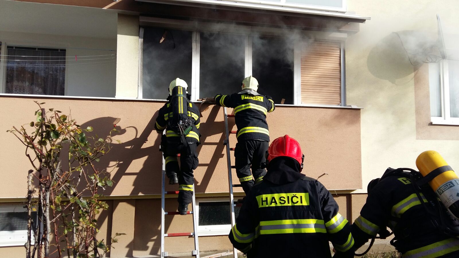 1 - Pri požiari balkóna v Trnave sa zranila jedna osoba