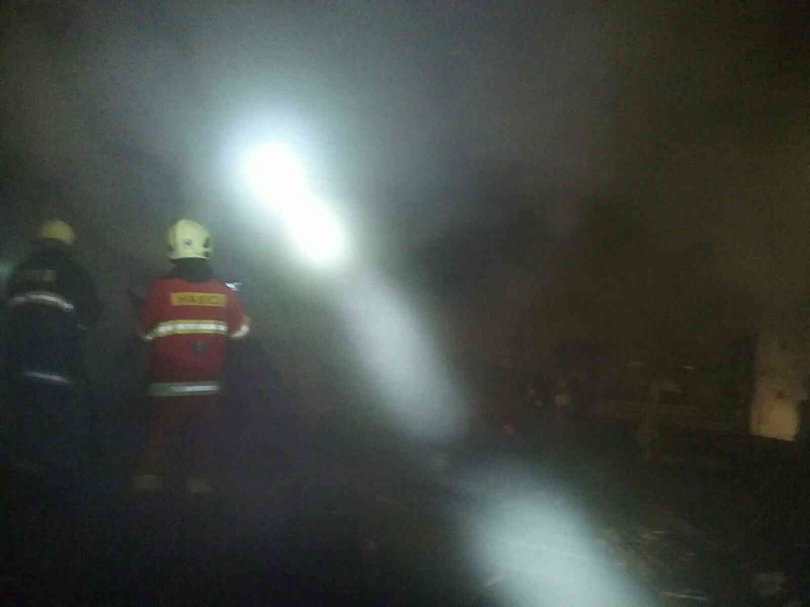 hasiči zasahujúci v hmle