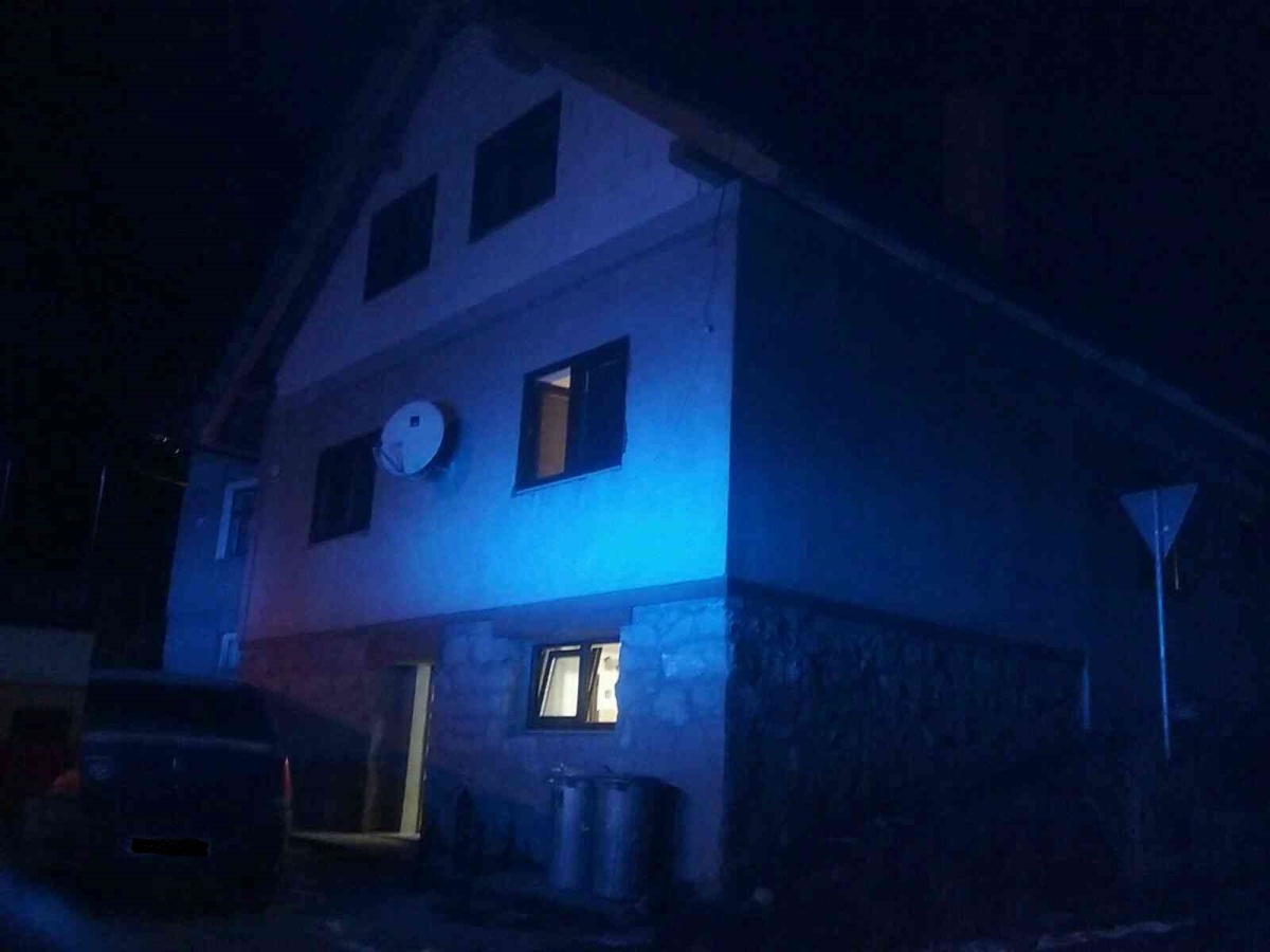 nočná fotografia domu