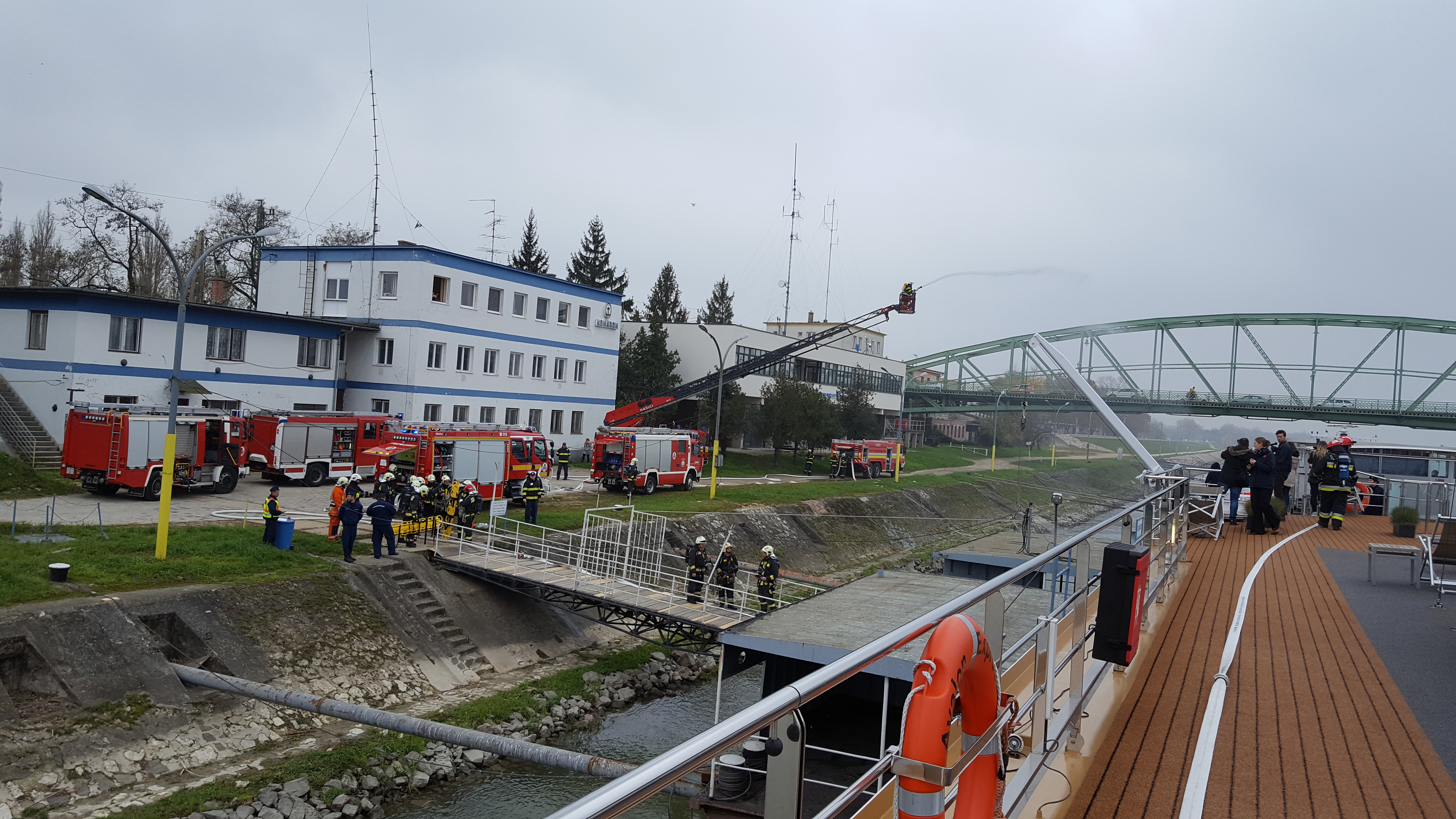 04 - Požiar strojovne výletnej lode v meste Komárom - Cvičenie
