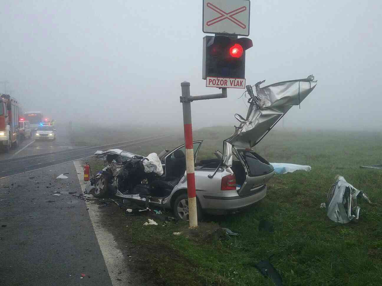 02 - Zrážku vlaku a osobného motorového vozidla neprežili dve osoby