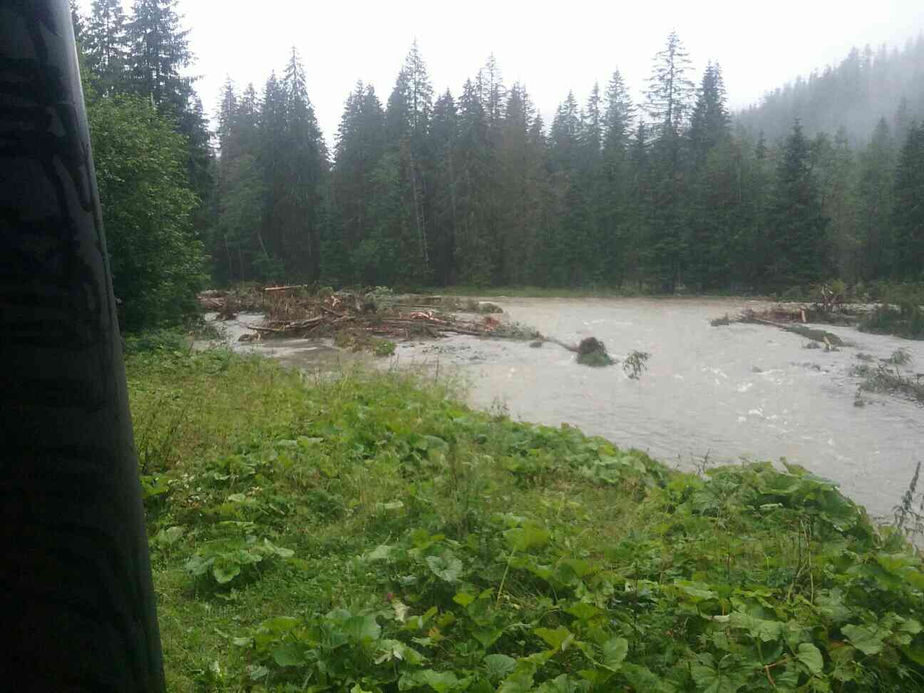 01 - Už viac ako 40 hodín hasiči likvidujú následky prívalových dažďov na severe Slovenska