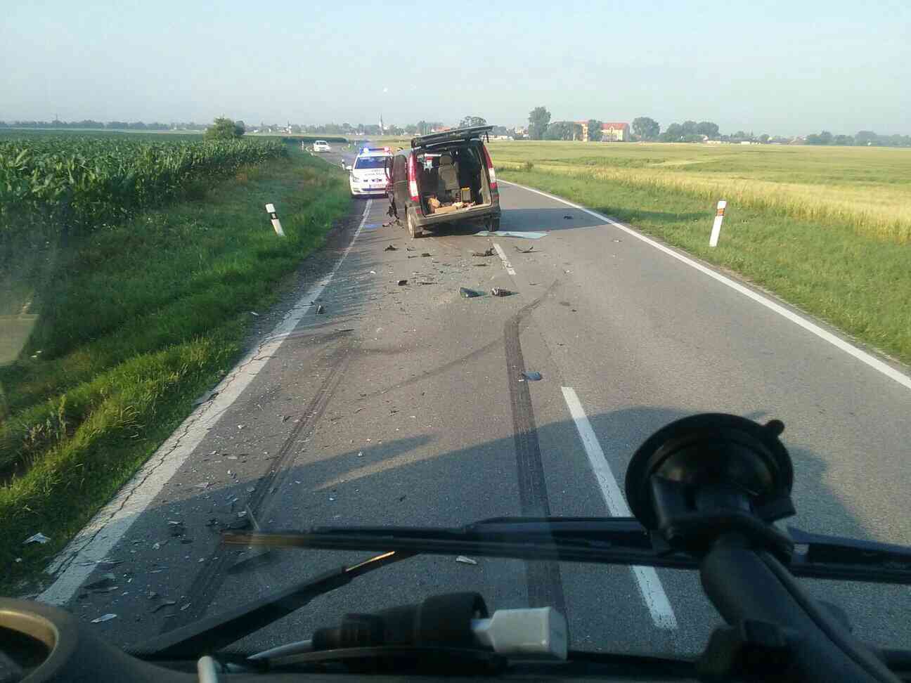 02 - Dopravná nehoda sanitky a mikrobusu v katastri obce Veľké Úľany