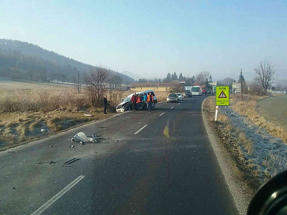 02 - Pri vážnej dopravnej nehode sa zranili dve osoby
