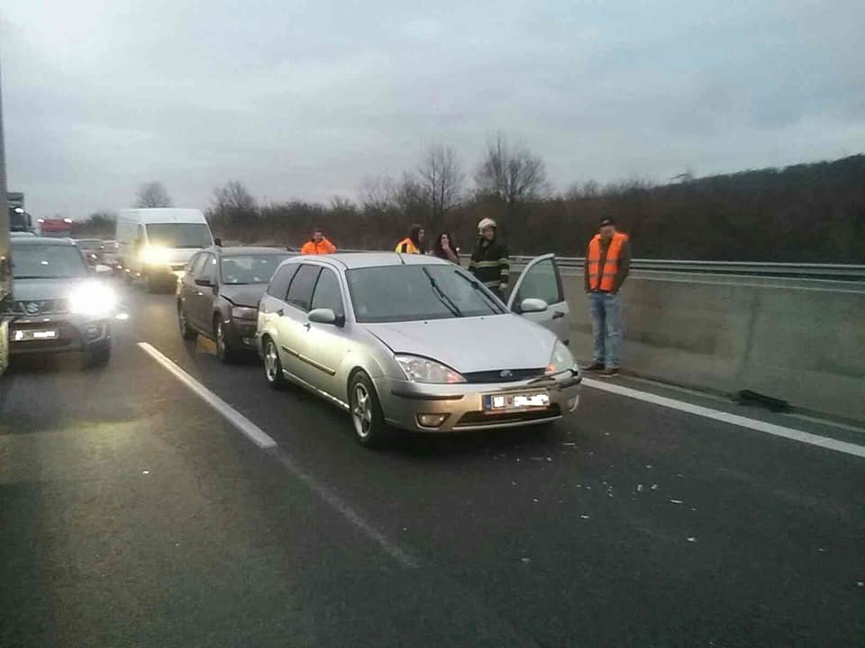 02 - Dopravná nehoda viacerých vozidiel na diaľnici D2 v smere zo Stupavy do Bratislavy