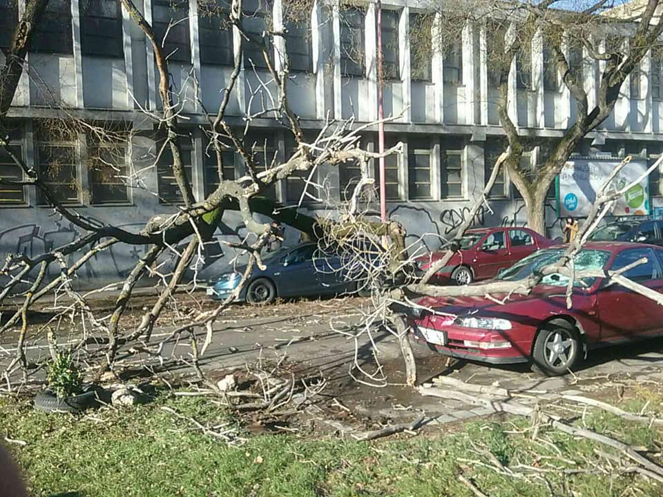 04 - V súvislosti s nepriaznivým počasím zasahovalo 137 hasičov 