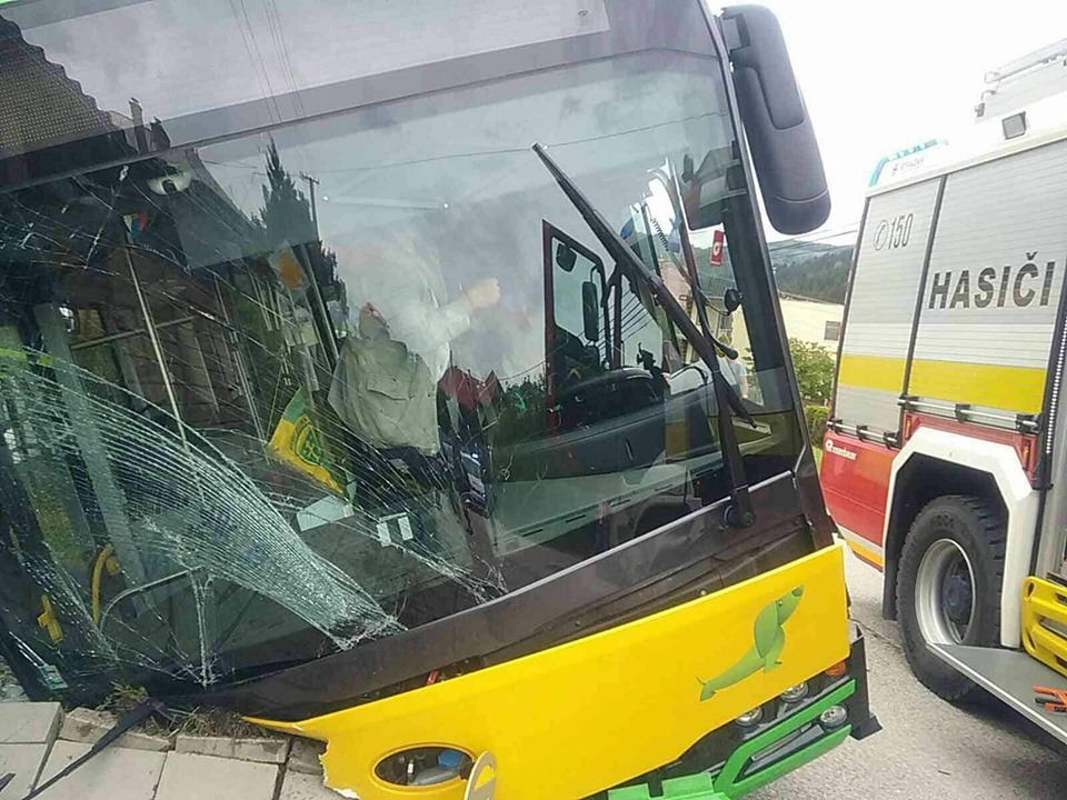 02 - Dopravná nehoda linkového autobusu v mestskej časti Zádubnie v Žiline