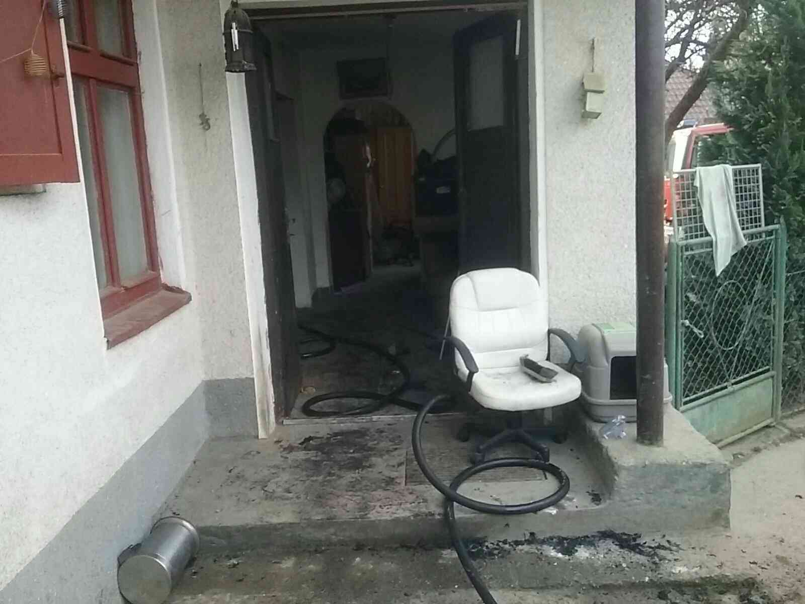 vchod do vyhoreného domu