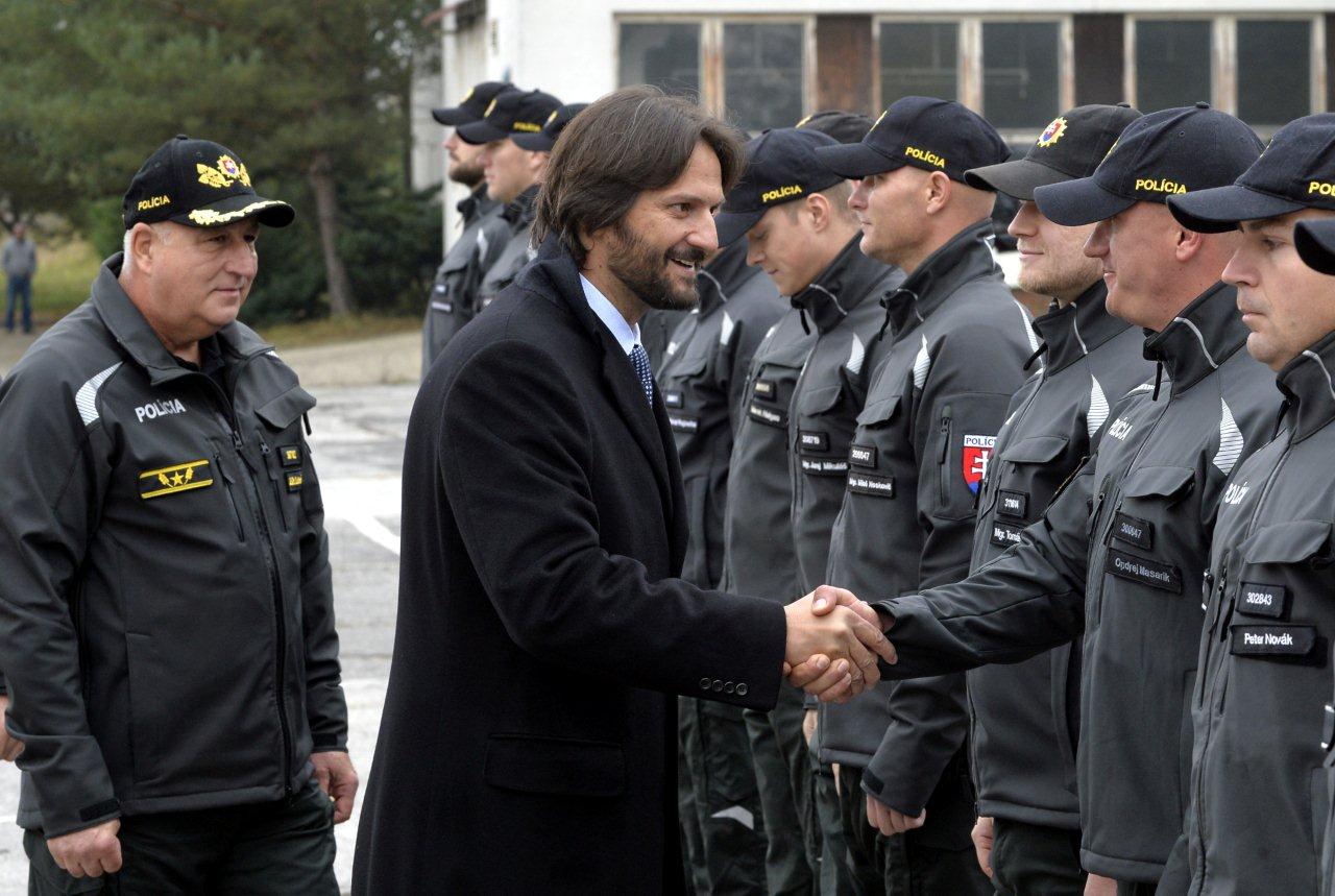 Rozlúčka s policajtmi odchádzajúcimi do Bulharska - zľava viceprezident PZ ĽUbomír Ábel a minister Robert Kaliňák