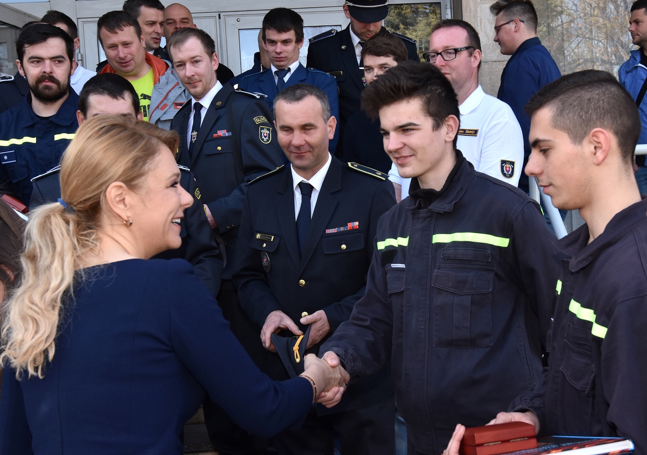 Denisa Saková s hasičmi