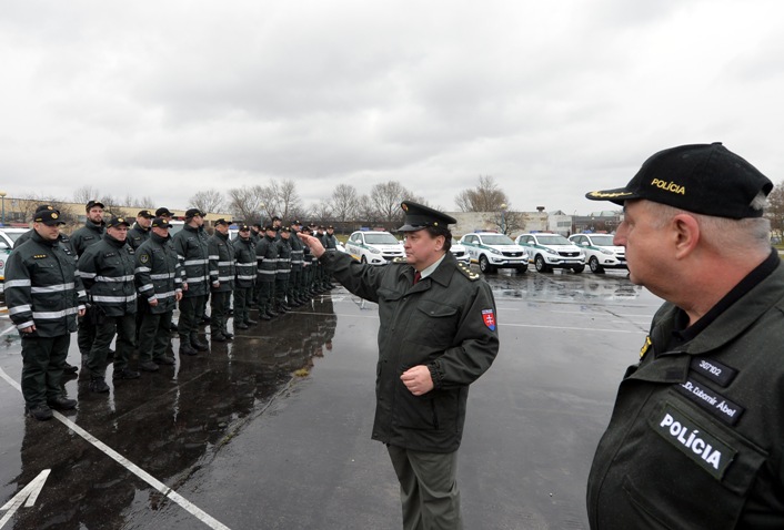 S policajtmi sa lúčia zástupca riaditeľa hraničnej a cudzineckej polície Róbert Gucký a viceprezident PZ Ľubomír Ábel