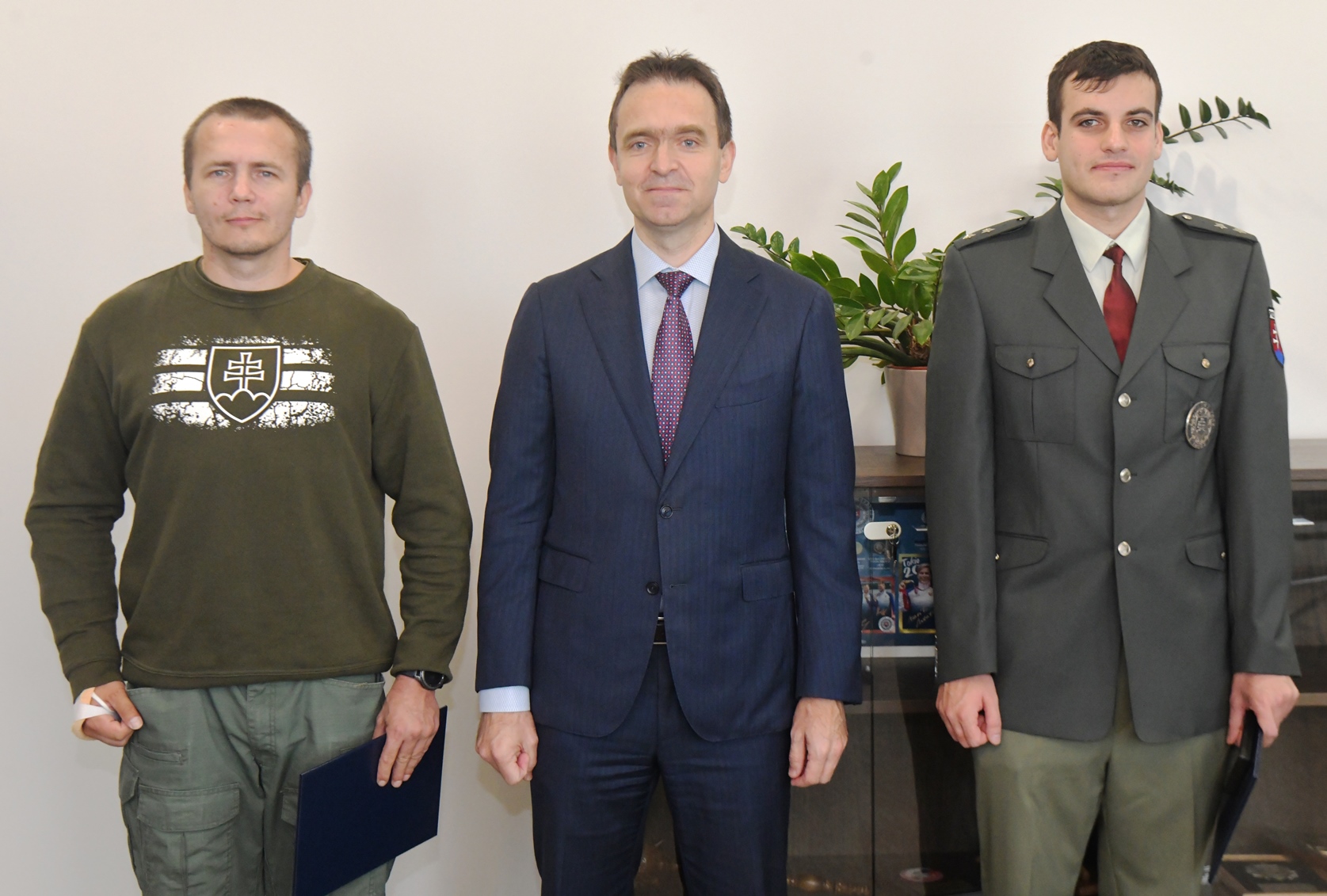 Ocenení policajti Jakub Rajnoha a Ondrej Švajda s premiérom Ľudovítom Ódorom