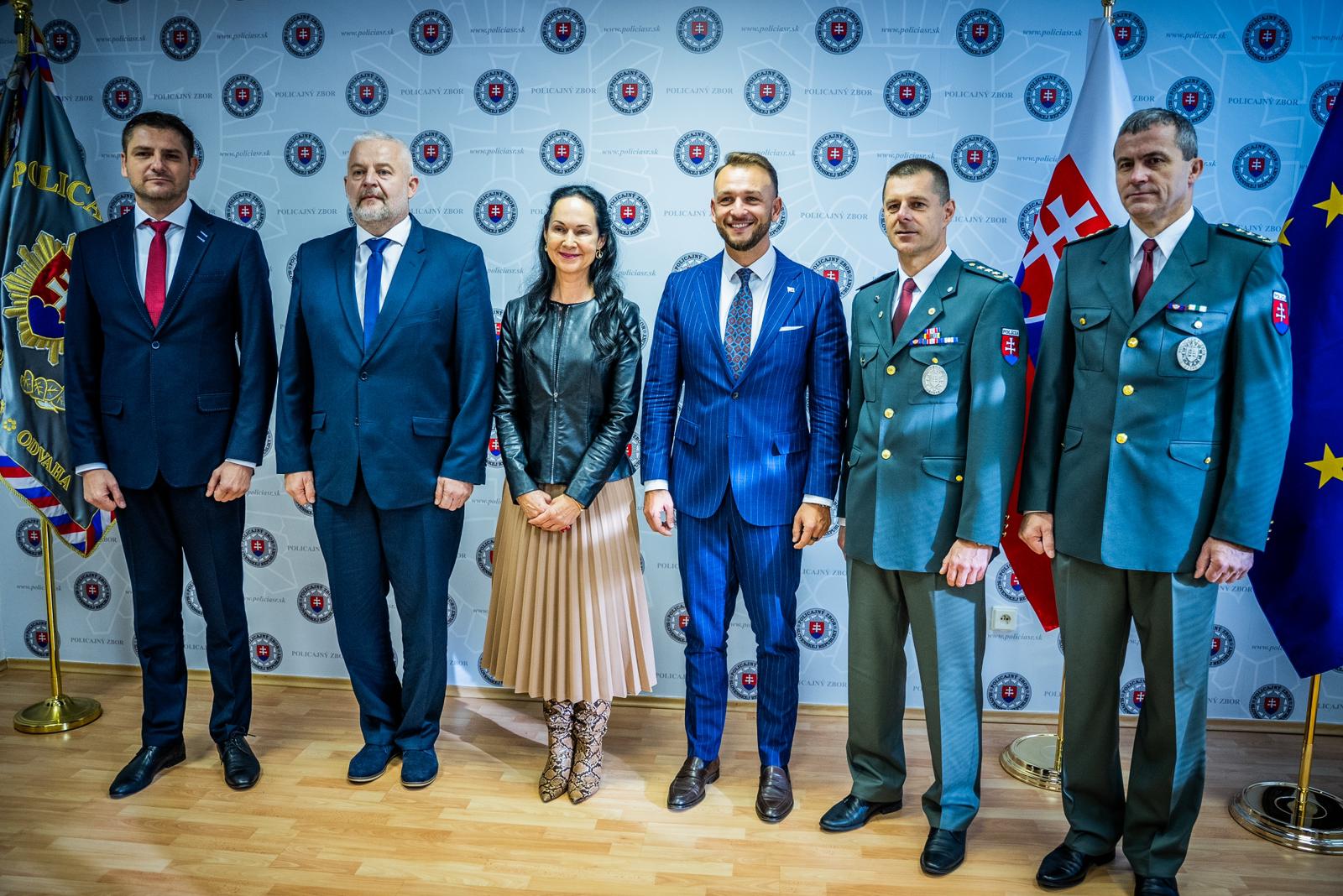 Noví policajní funkcionári s ministrom vnútra M. Šutajom Eštokom a štátnou tajomníčkou L. Kurilovskou