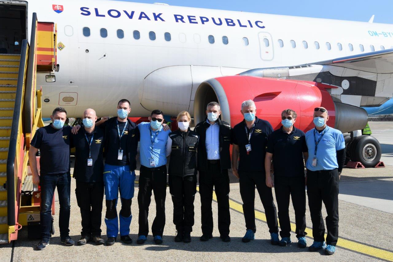 Posádka, ktorá doviezla rúška a respirátory z Číny na snímke s ministerkou vnútra a premiérom