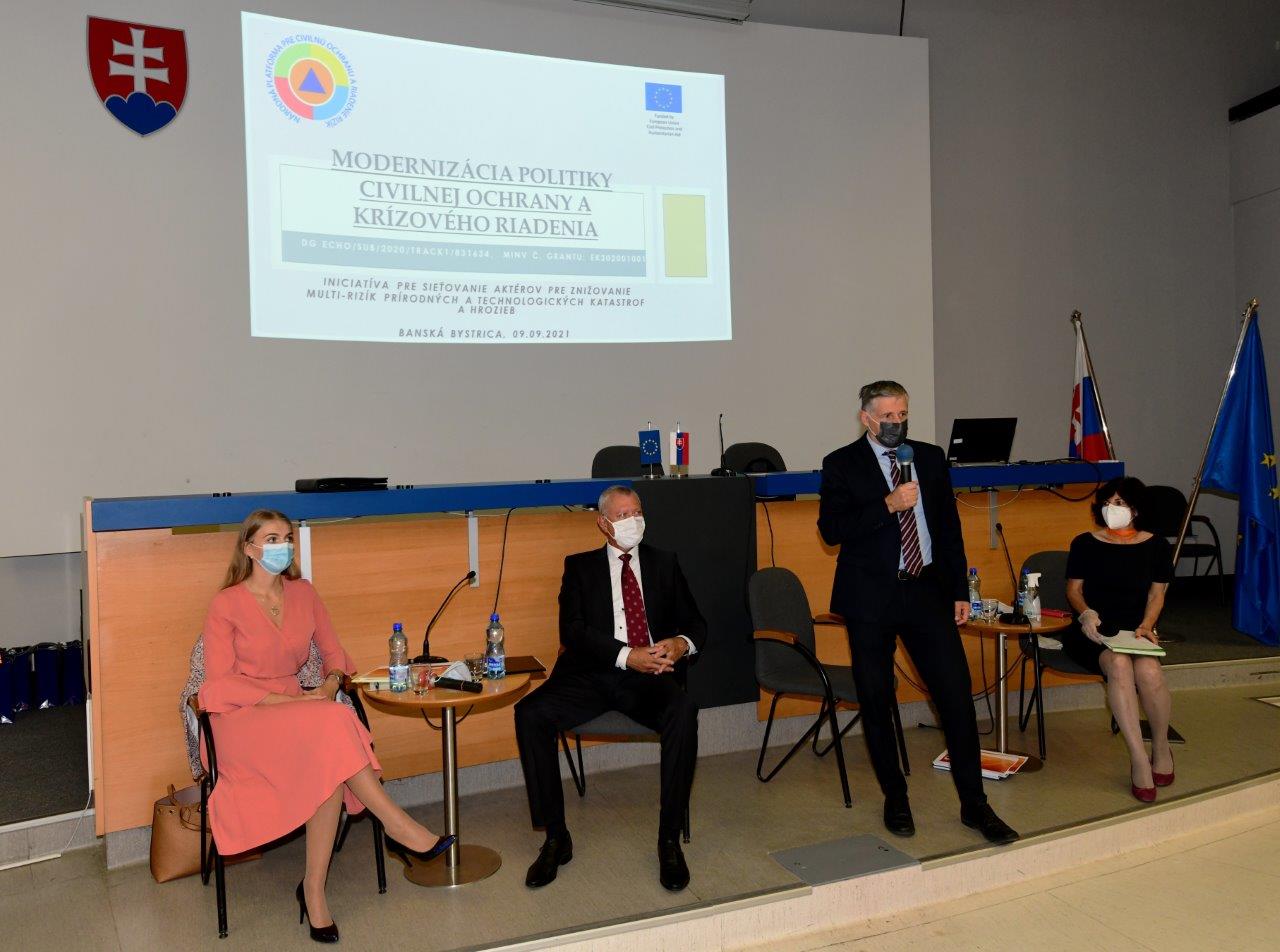 Štátny tajomník MV SR Vendelín Leitner počas konferencie vľavo, hovorí Marián Dritomský, generálny riaditeľ sekcie krízového riadenia MV SR