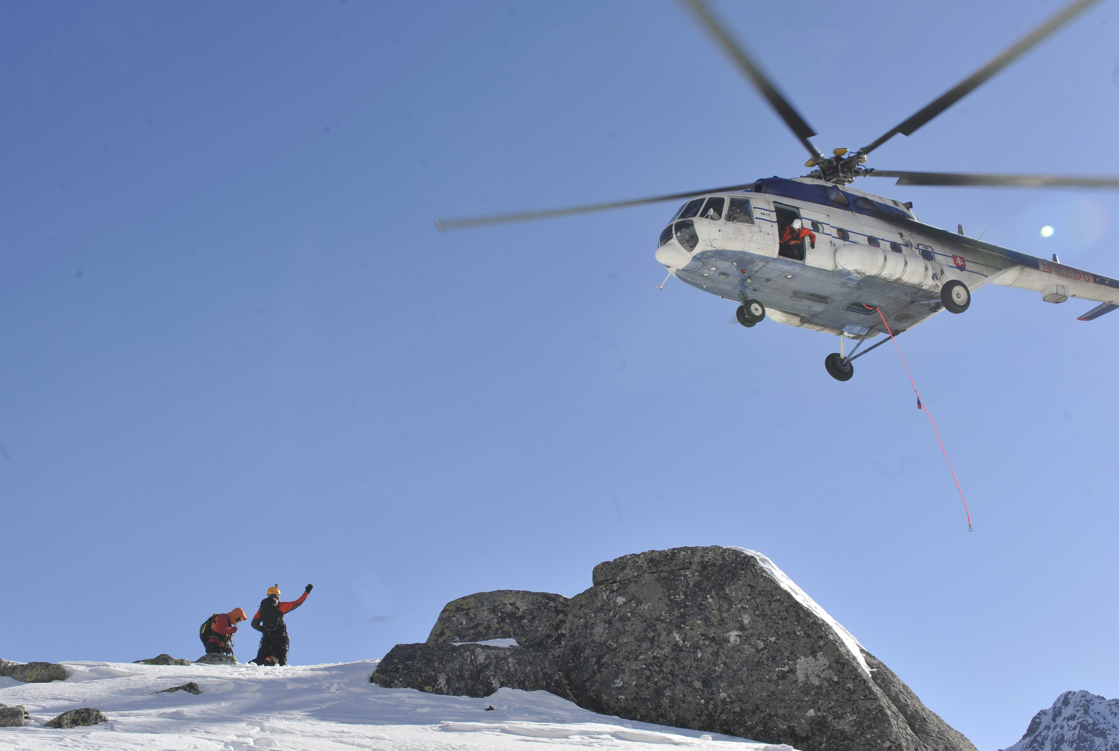 Zásah záchranárov v horskom prostredí s použitím helikoptéry 