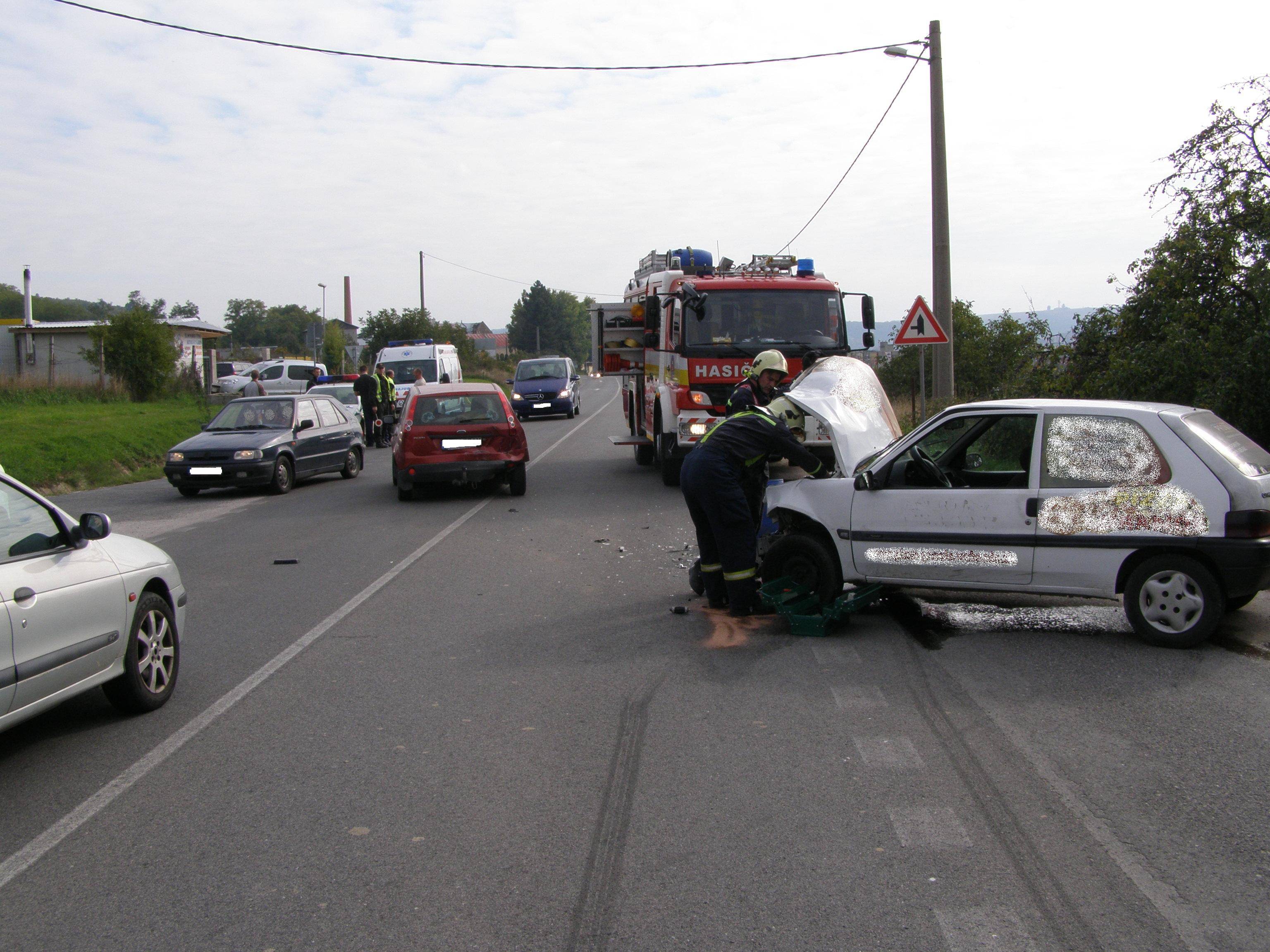 01 - Dopravná nehoda dvoch osobných motorových vozidiel pri čerpacej stanici Slovnaft