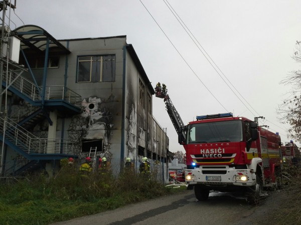Hasičské auto pri požiari domu