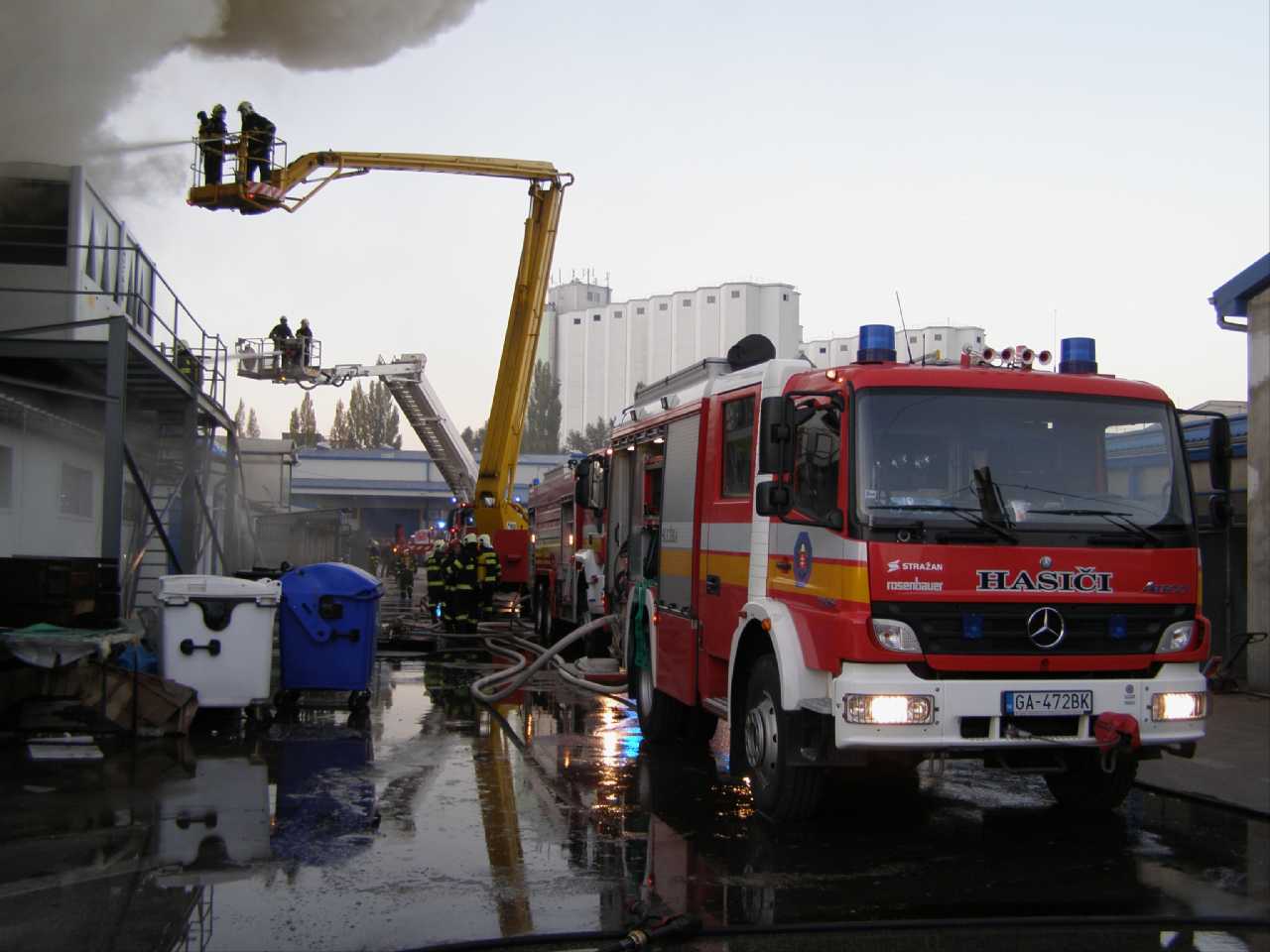 01 -  Pri požiari lakovne v Galante zasahovalo takmer 40 hasičov 