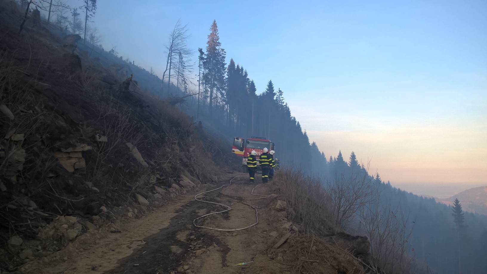 01 - Hasenie požiaru na vrchu Ihla je v spolupráci s dobrovoľnými hasičmi veľmi efektívne