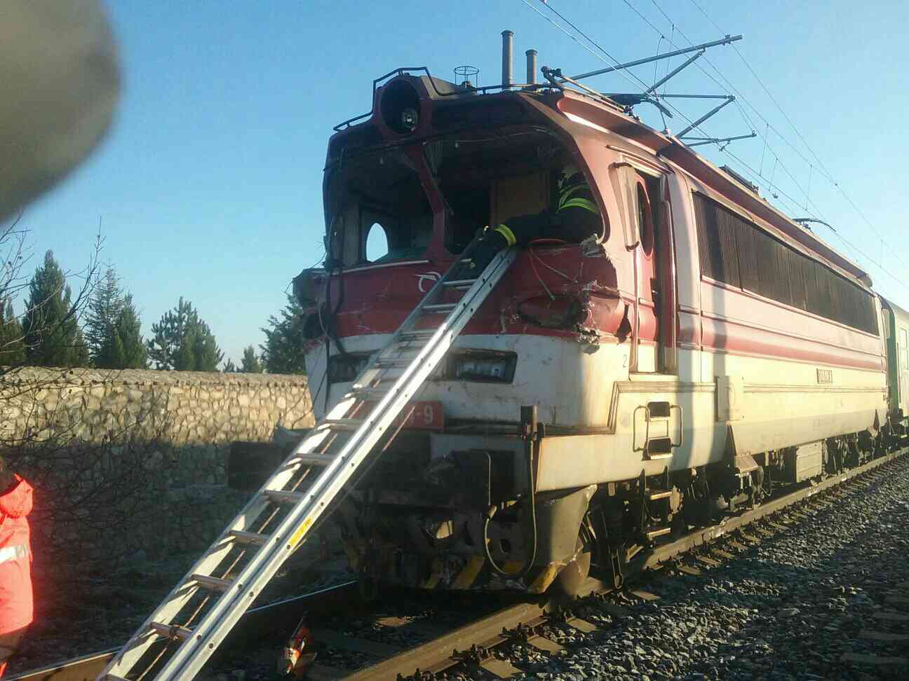 1 - Zrážku vlaku s nákladným vozidlom neprežil rušňovodič