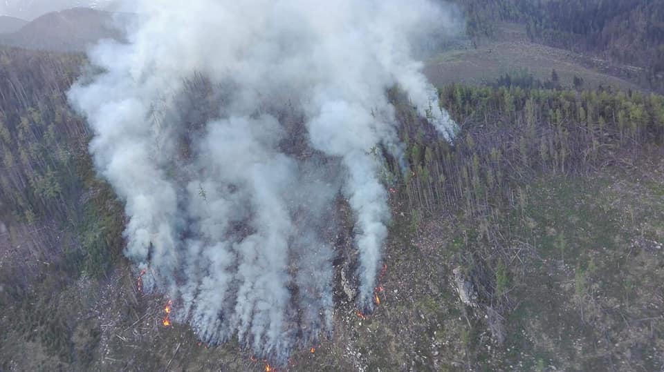 1 - Pri požiari vo Vysokých Tatrách zasahuje viac než 80 hasičov