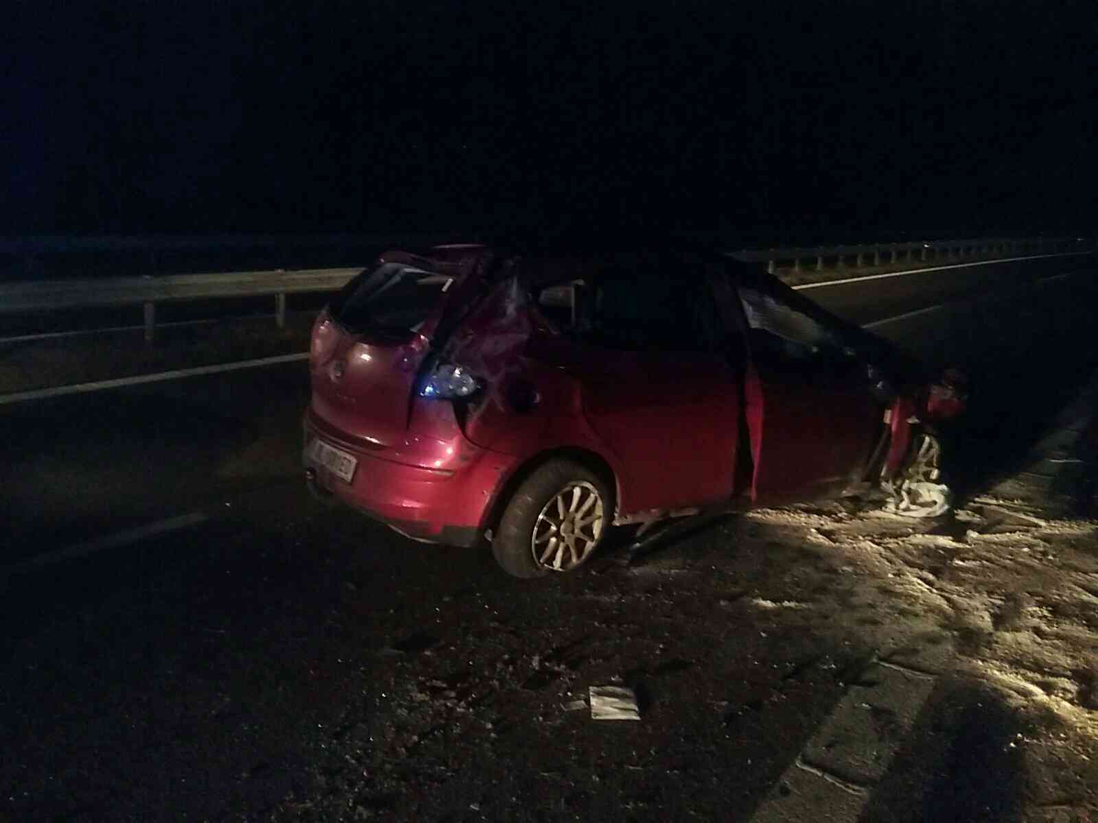 havarované auto na ceste v noci