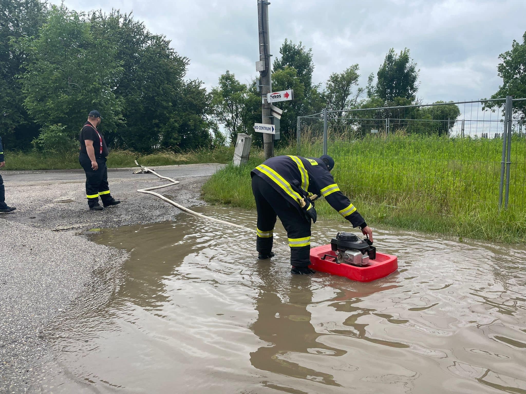 Odčerpávanie vody na Ulici Čs. tankistov