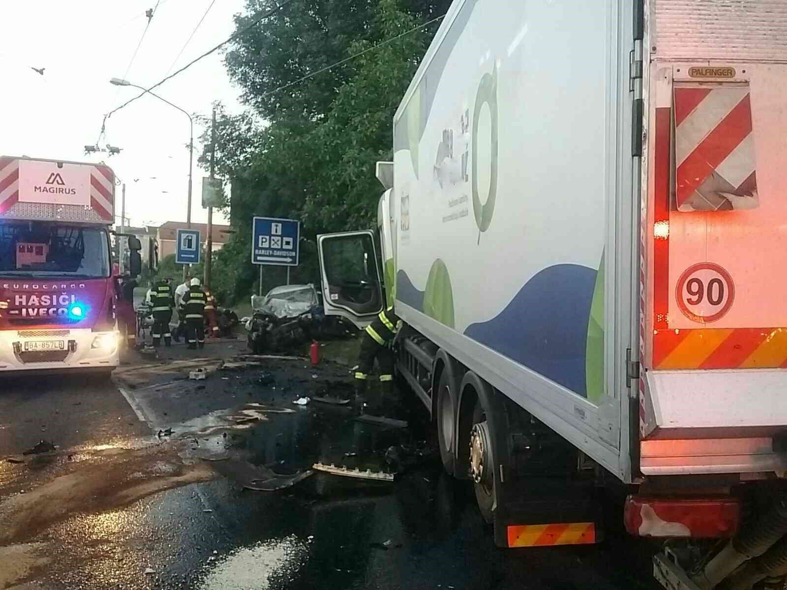 Dopravná nehoda osobného a nákladného automobilu