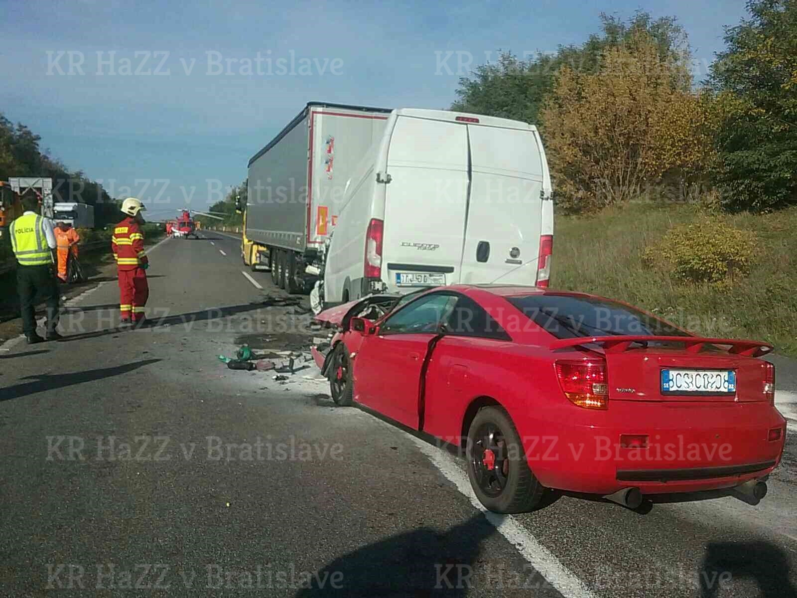 Dopravná nehoda troch vozidiel na diaľnici D2