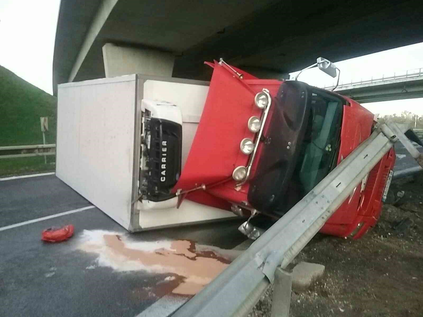 Prevrátený kamión na zjazde z diaľnice D1 v Bratislave