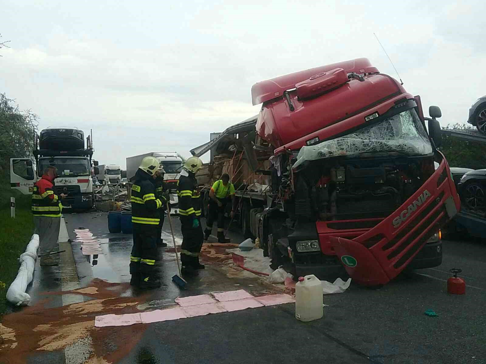 Dopravná nehoda dvoch kamiónov na diaľnici D1