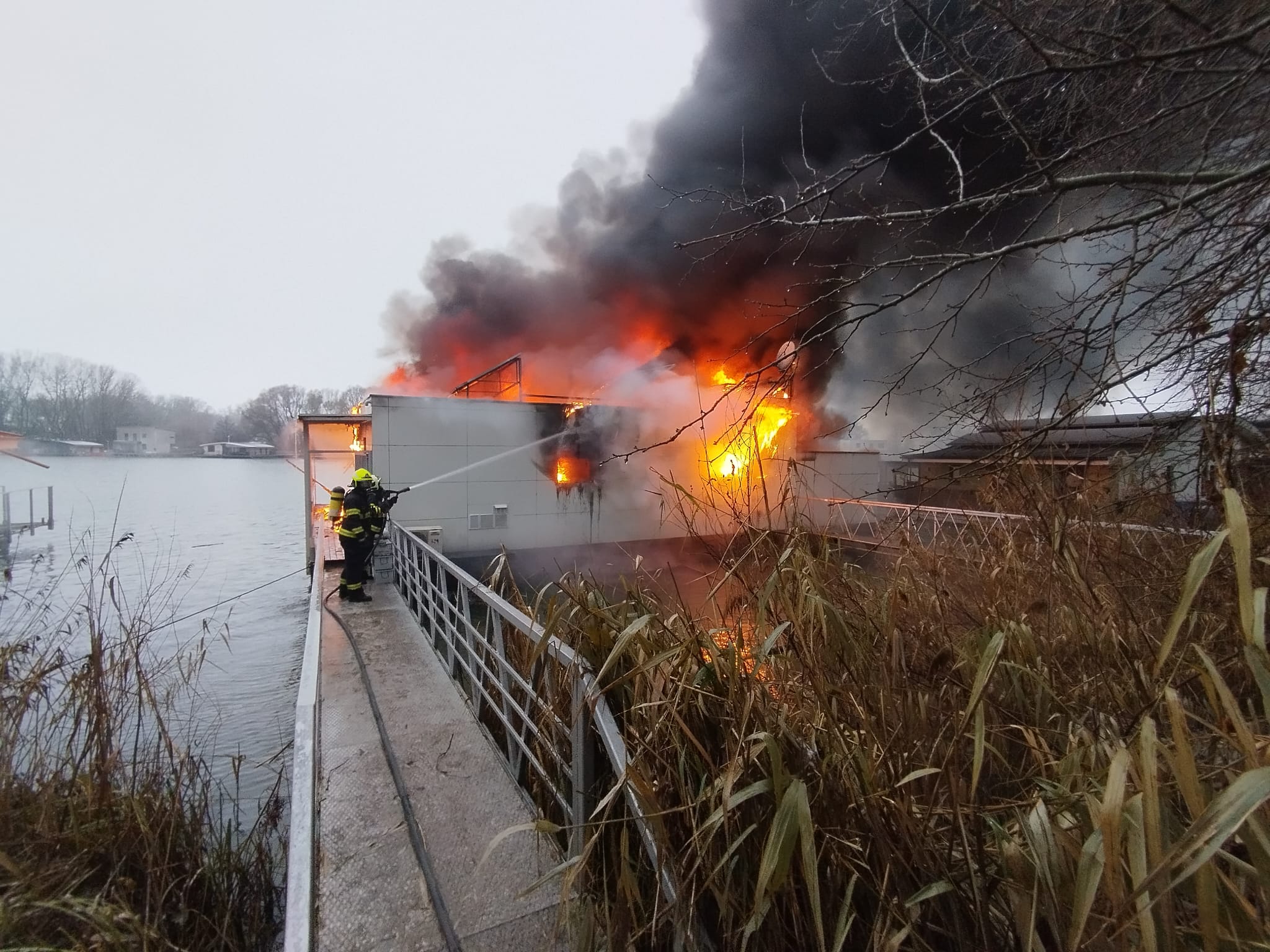 Požiar hausbótu, Jarovecké rameno