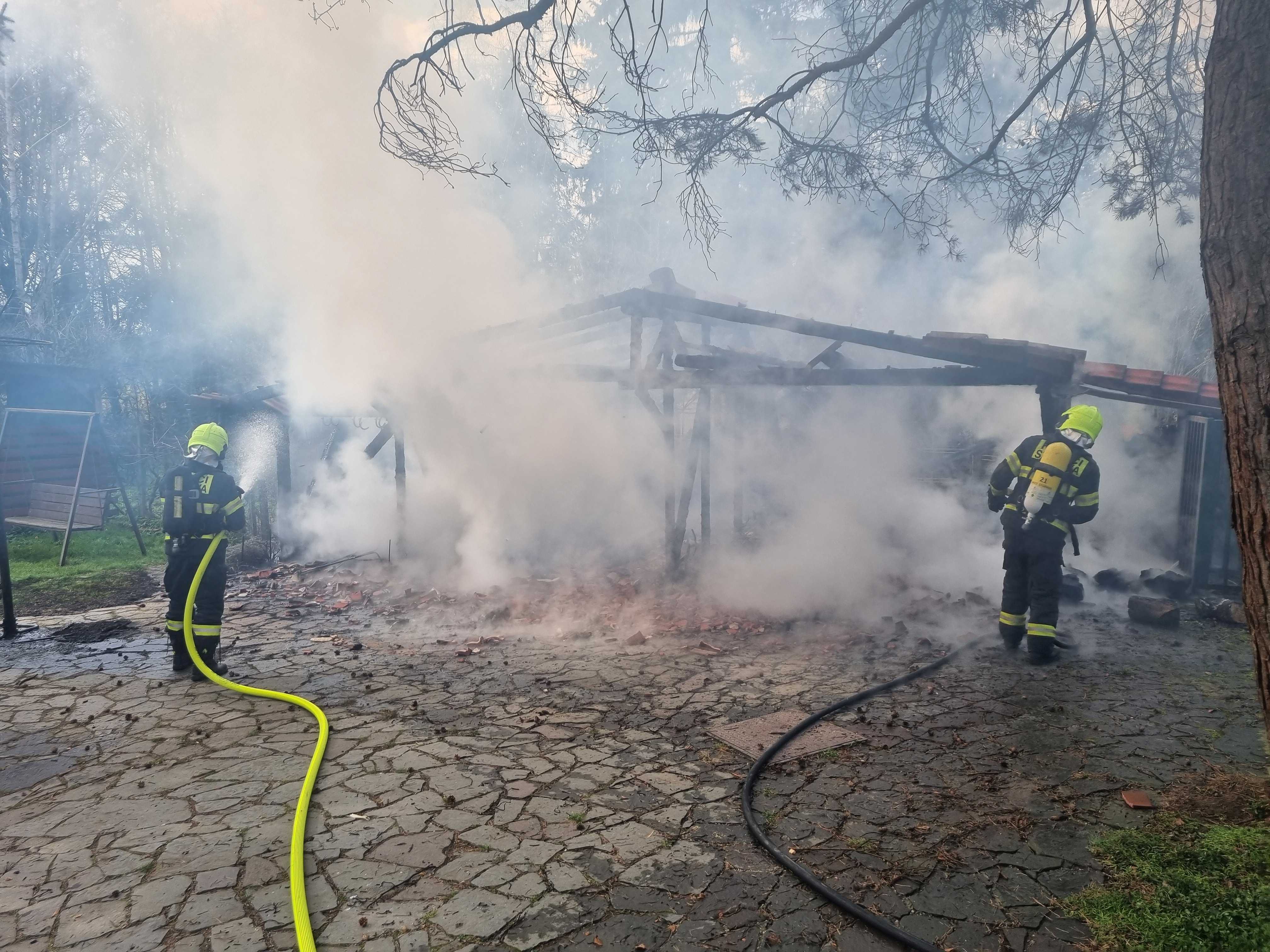 Požiar prístrešku v obci Borinka (okr. Malacky)
