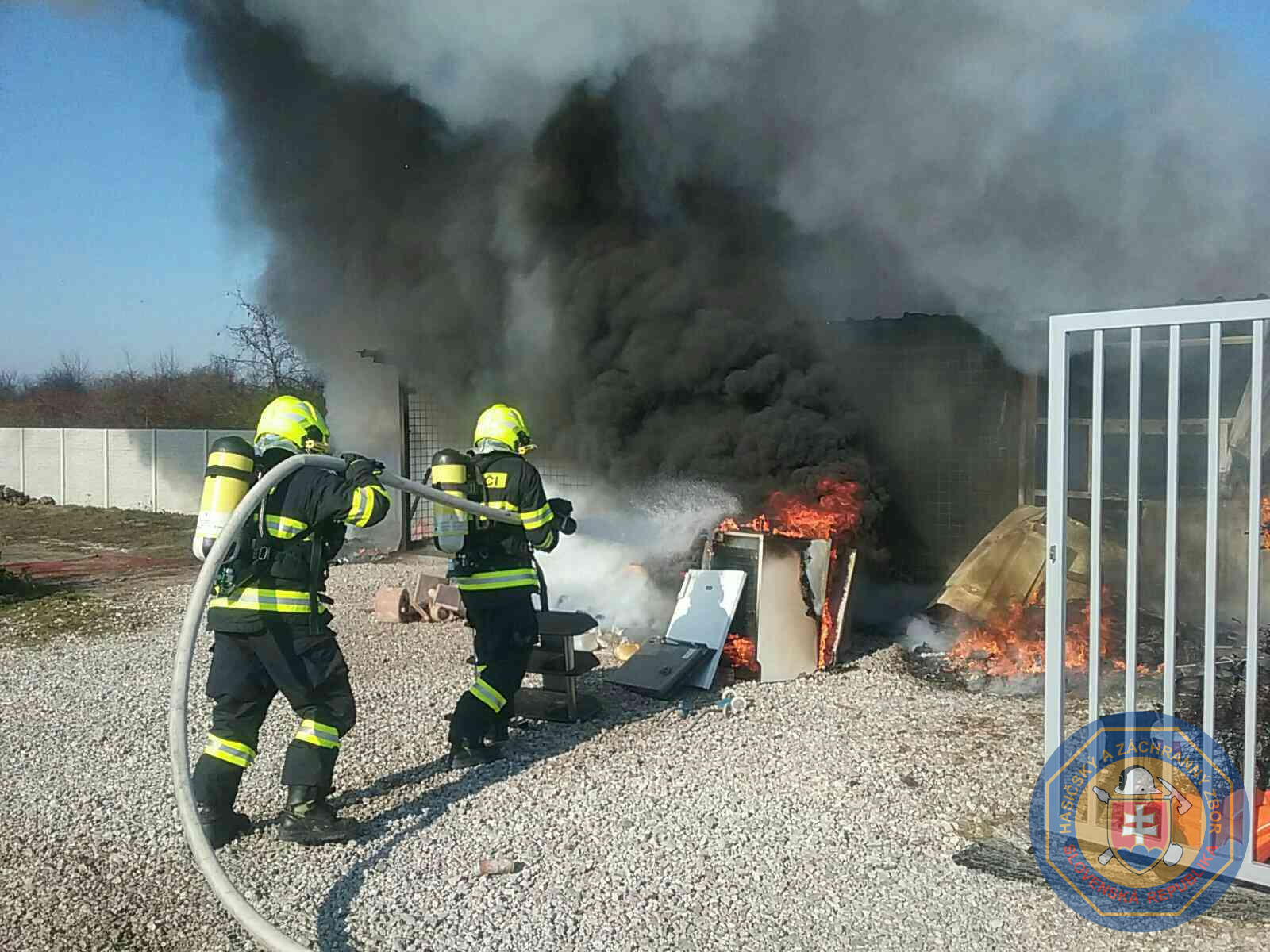 Požiar v zbernom dvore v obci Reca