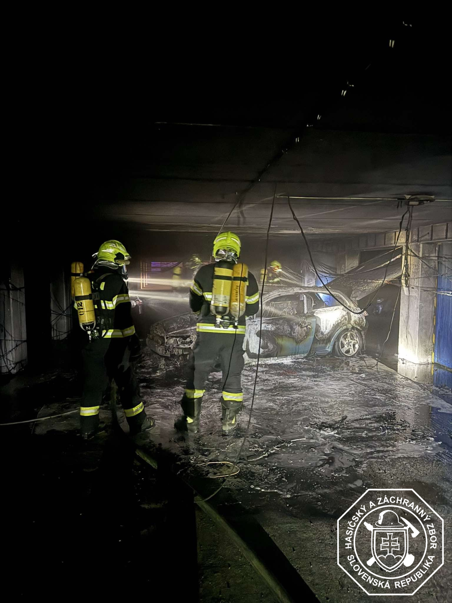 Požiar osobného automobilu v parkovacom dome v Bratislave