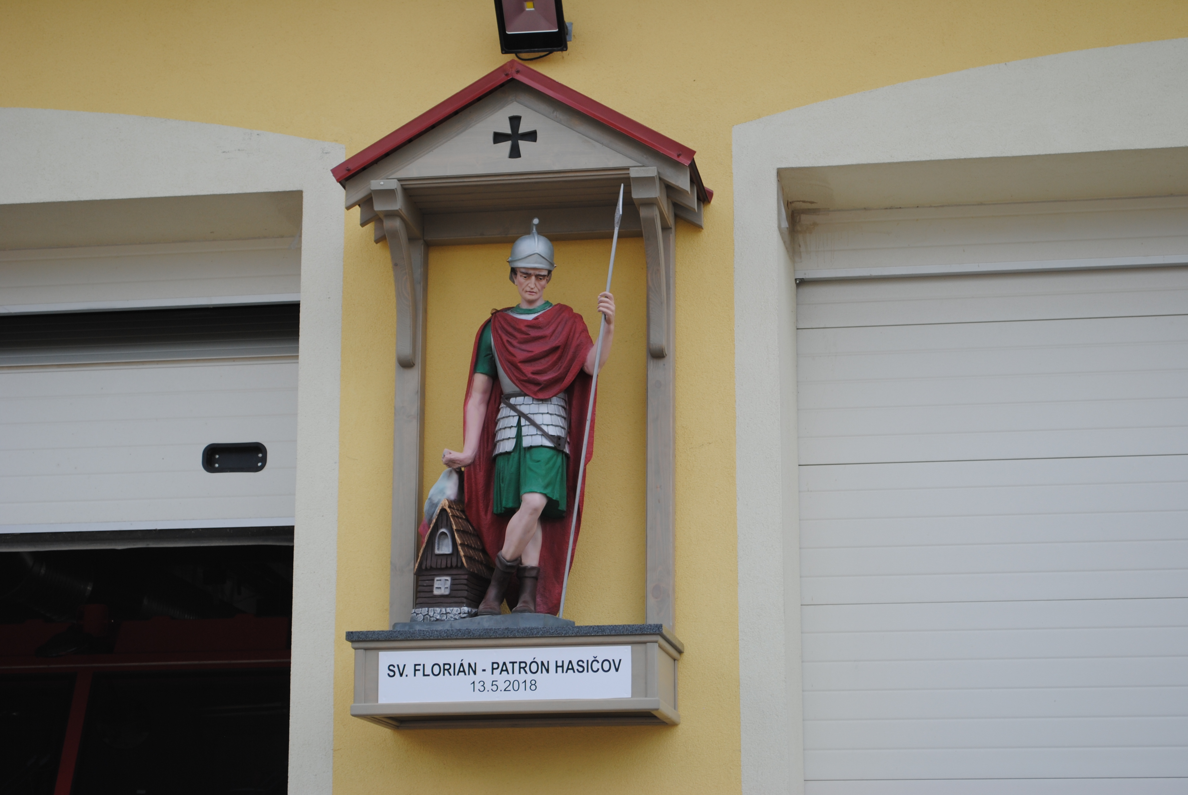 11 - Socha sv. Floriána na hasičskej stanici v Sobranciach
