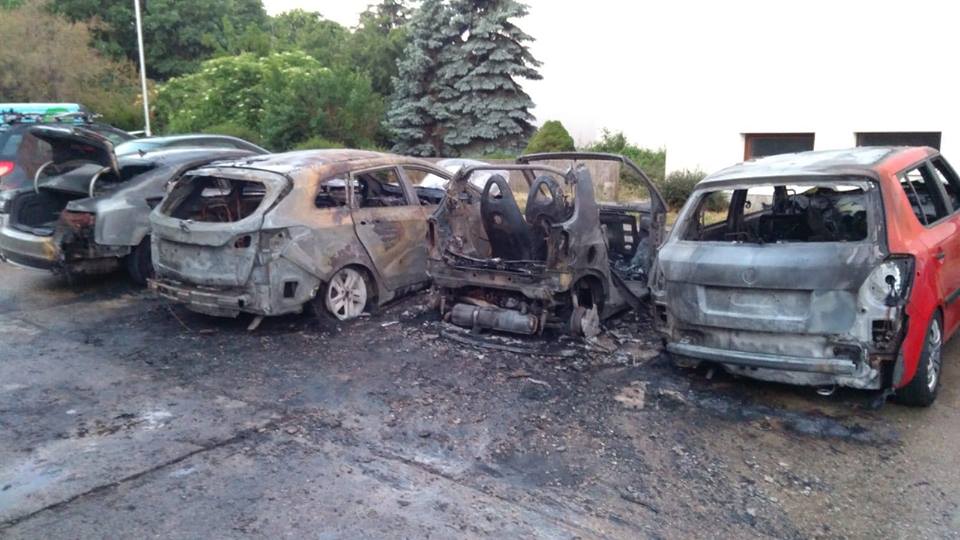 06 - Požiar štyroch osobných vozidiel v Bratislave