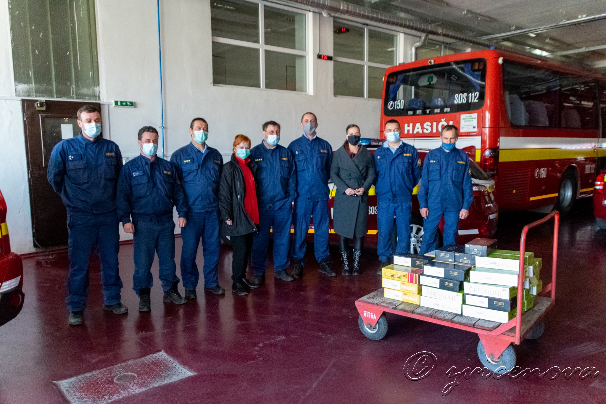 01 - Nadácia POMOC potešila hasičov v Nitrianskom kraji 