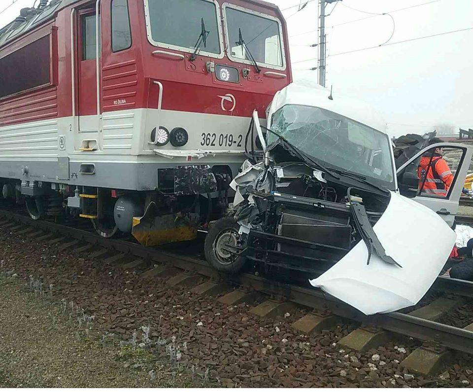 Tragická zrážka vlaku a dodávky si vyžiadala dva životy
