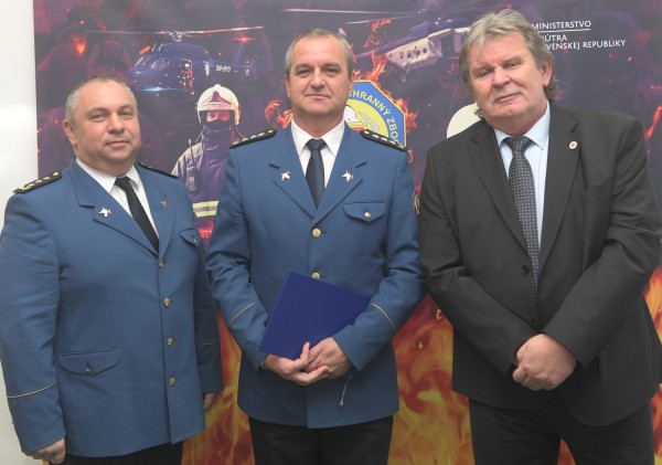 Prezident PZ Pavol Mikulášek, viceprezident Jozef Voľanský a štátny tajomník MV SR Ľubomír Šablica