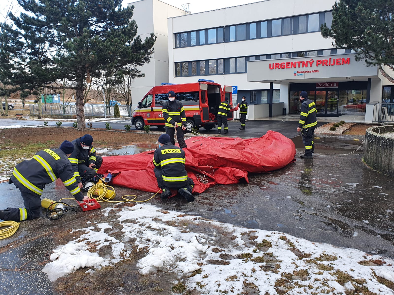 01 - Hasiči stavajú triážne stany pred nemocnicami 