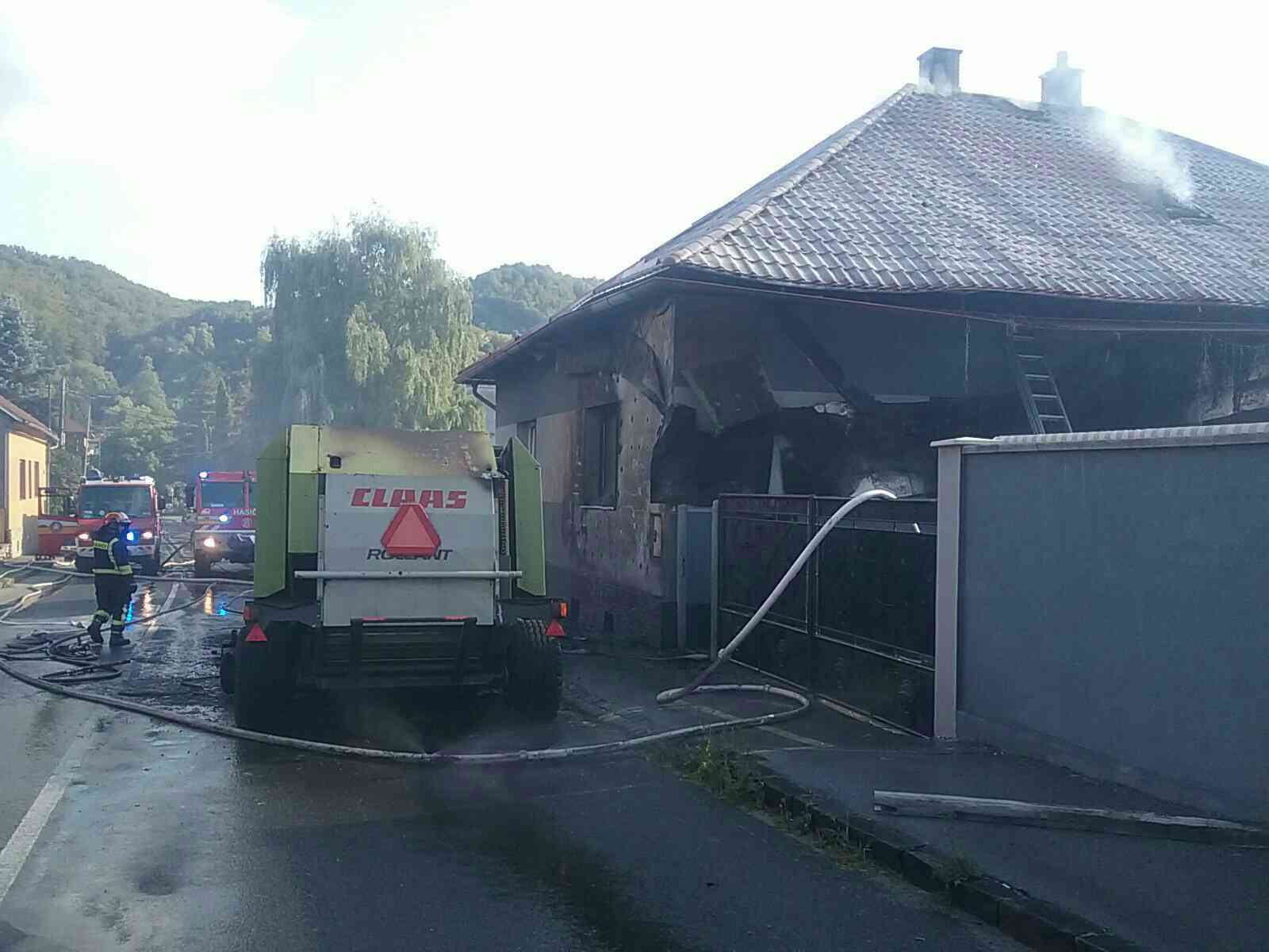 02 - Požiar traktora s vlečkou a rodinného domu v obci Dobšiná