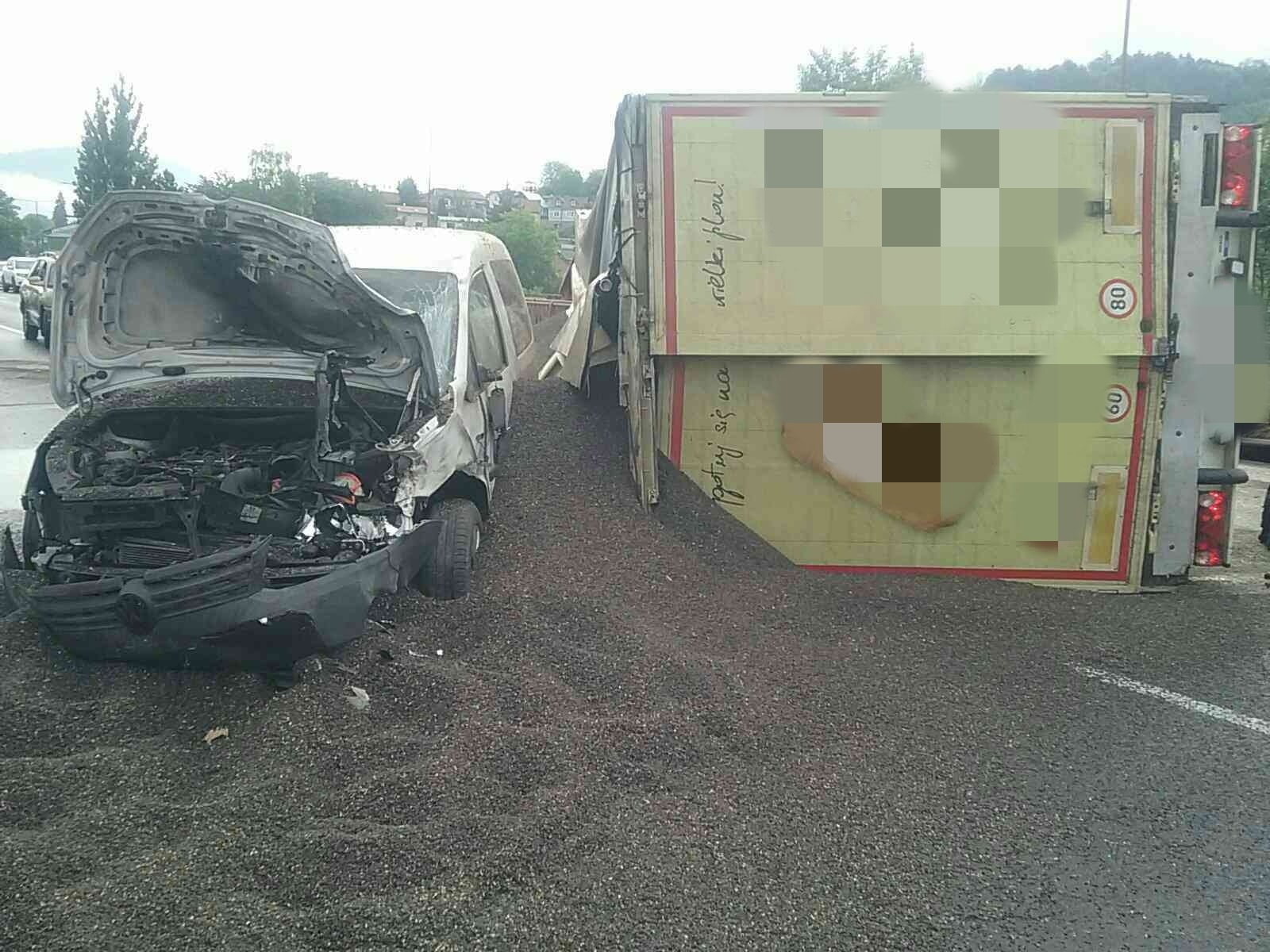 02 - Dopravná nehoda kamióna a osobného vozidla v Žiline